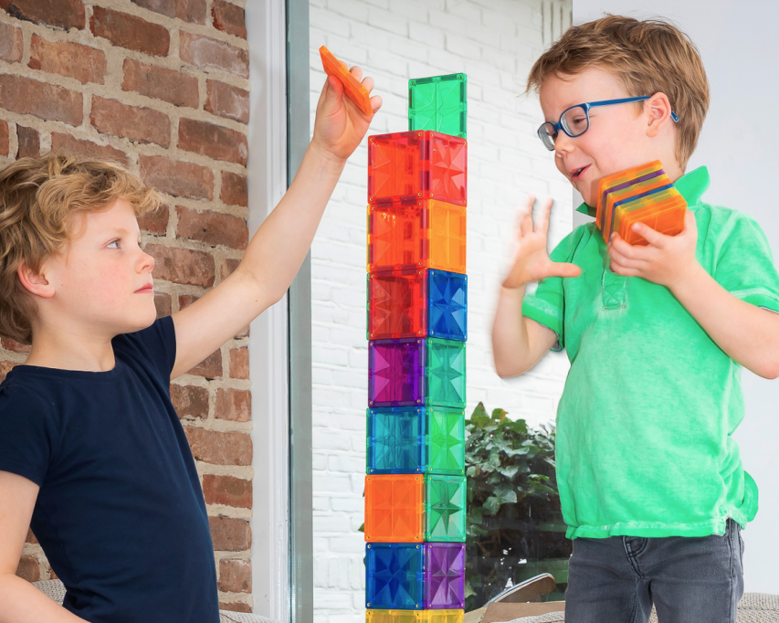 Twee jongens spelen samen met COBLO-bouwstenen