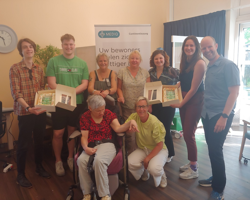 Groep mensen die twee taarten vasthouden