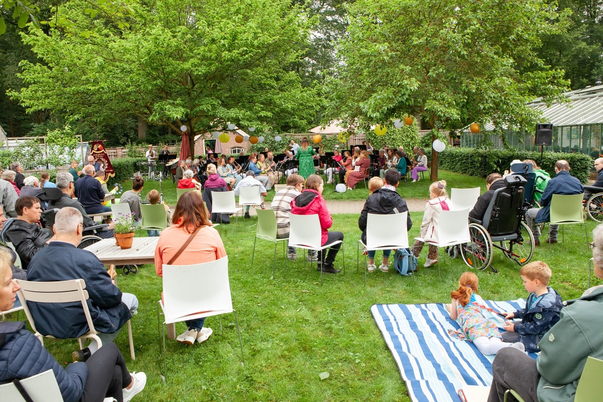 Bewoners en vrijwilligers in moestuin
