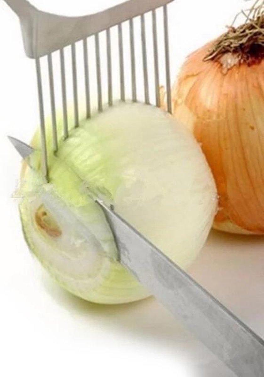 Iemand snijdt een ui met behulp van een uienkam