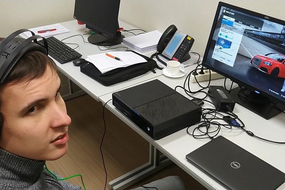 Mike met koptelefoon voor scherm met racespel