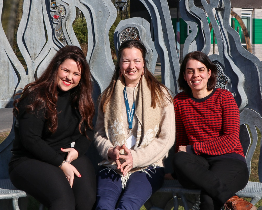Opleidingsadviseurs Nadina, Jantine en Sheeba buiten op een bankje bij Bartiméus