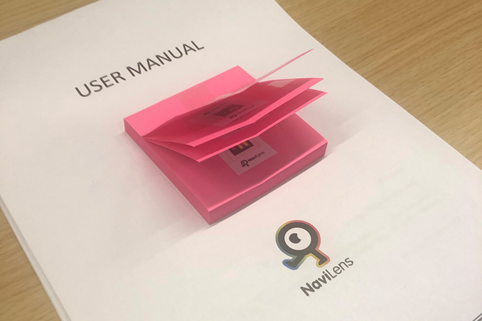 Navilens labels op Post-it blaadjes
