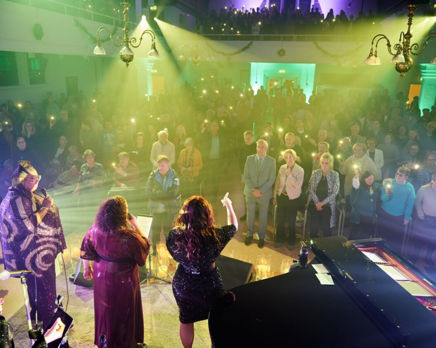 kerstconcert mensen op podium