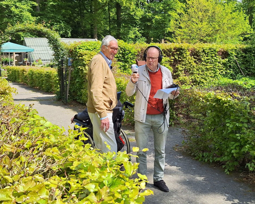 Reporter NOS-Journaal in gesprek met Bartiméus medewerker