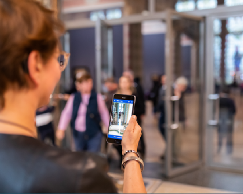 persoon met navigatie app op de telefoon