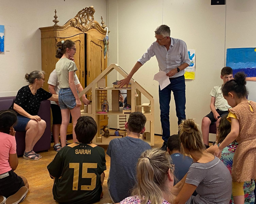 Onthulling PoppenVilla met leerlingen in klas van Bartiméus