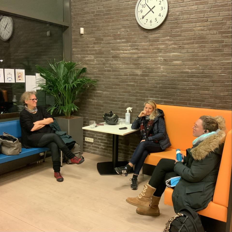 Medewerkers van de nachtzorg in overleg