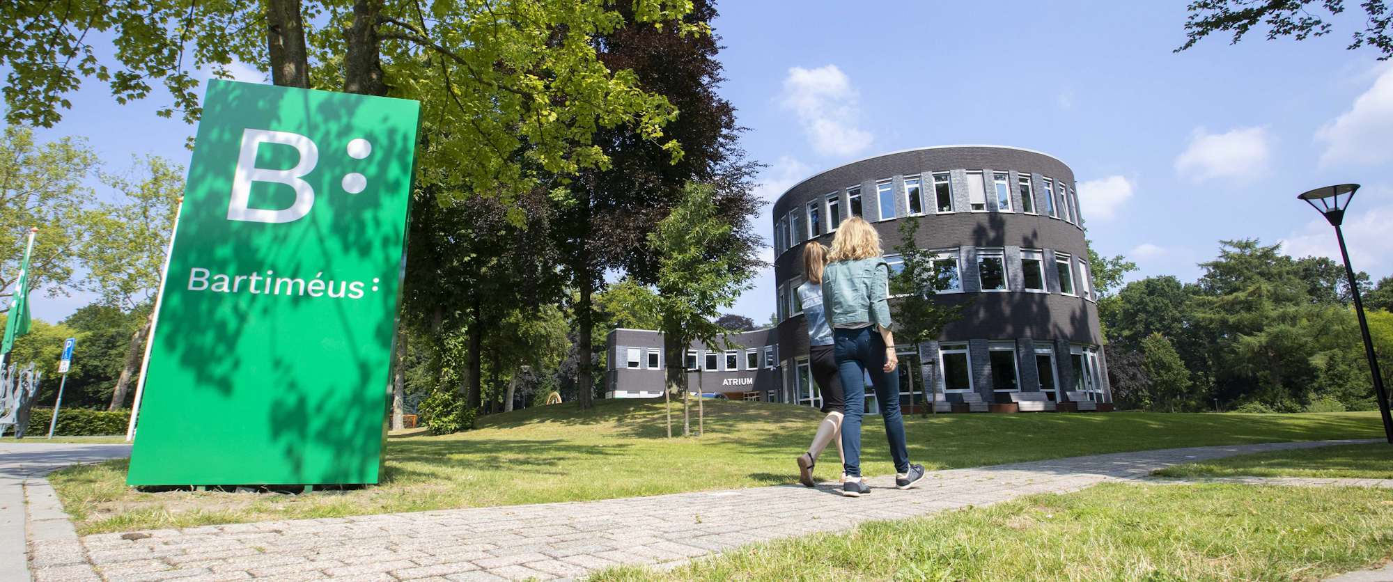 medewerkers wandelen op campus zeist