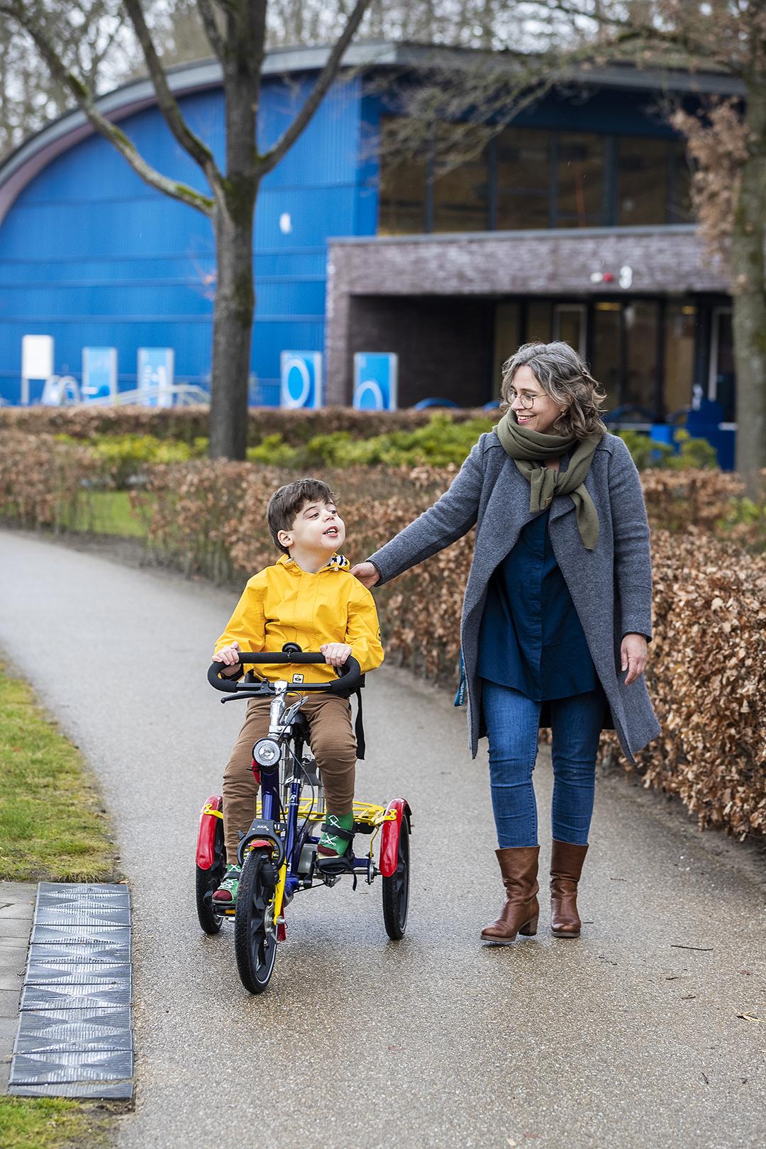 Begeleider Heidi met bewoner Flint