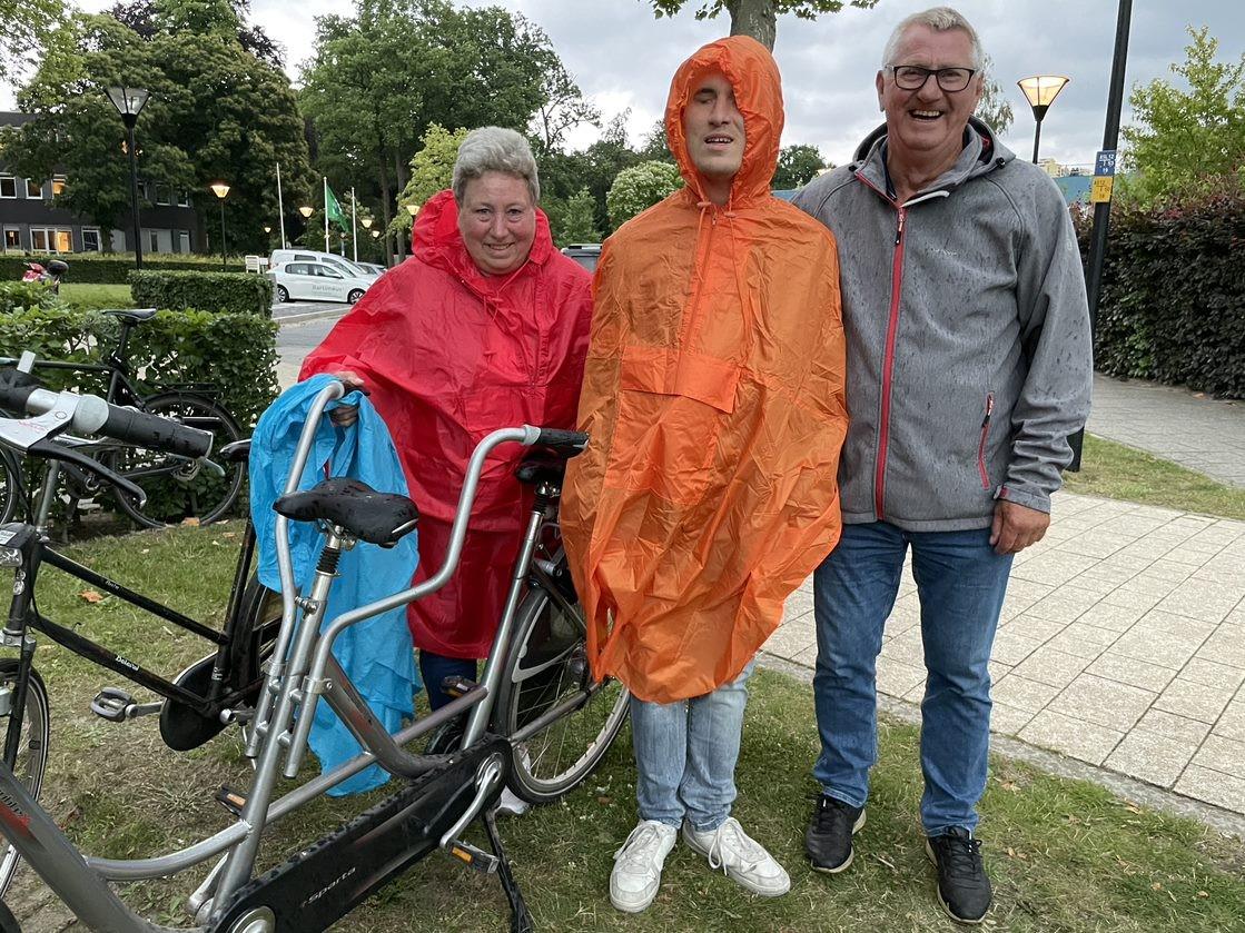 mark met oom en tante in de regen bij de fietsvierdaagse