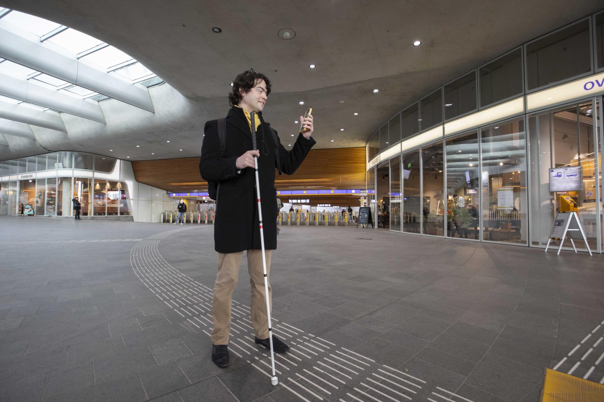 Max met Navigatie App en geleidestok in Arnhem
