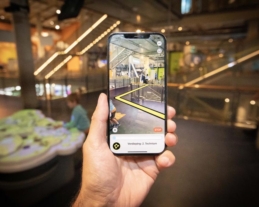 Telefoon in hand met app eZwayz