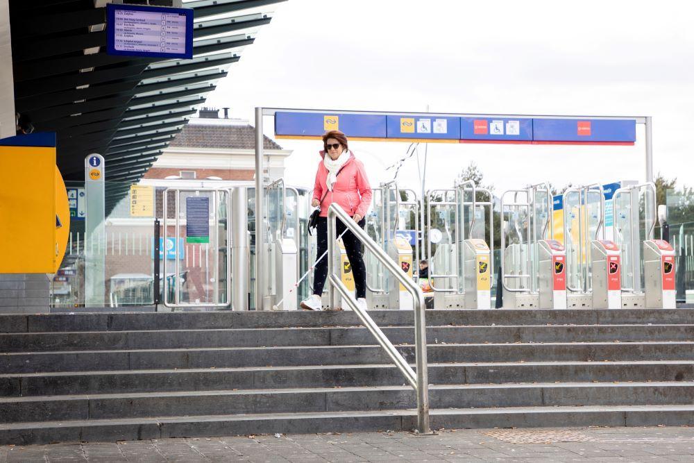 dame op station met taststok