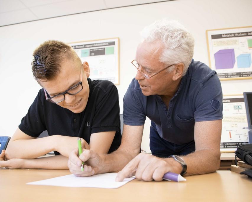 Mentor met een slechtziende leerling