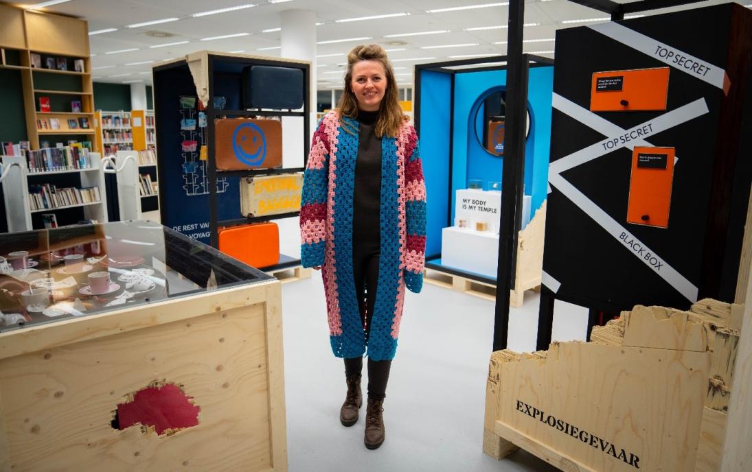 Kunstenares Ramona Verhoek bij haar expositie in Den Haag