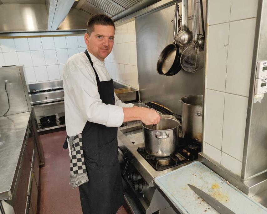 Kok Richard in zijn keuken van restaurant Zijdewinde