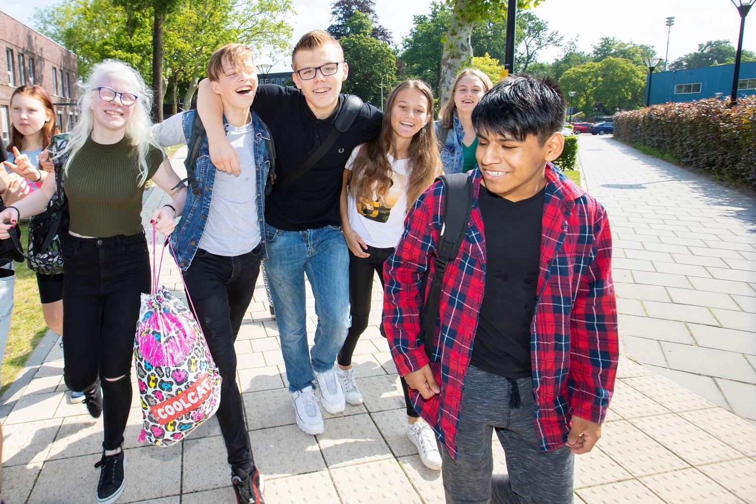 Leerlingen lopen blij buiten