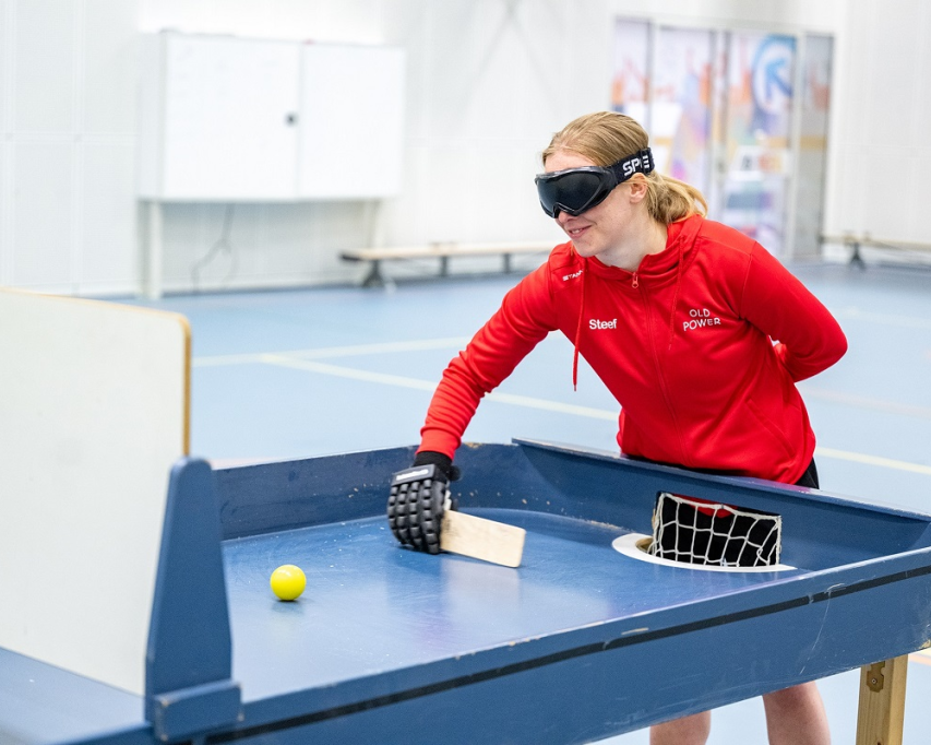 Een jonge vrouw staat aan showdown tafel