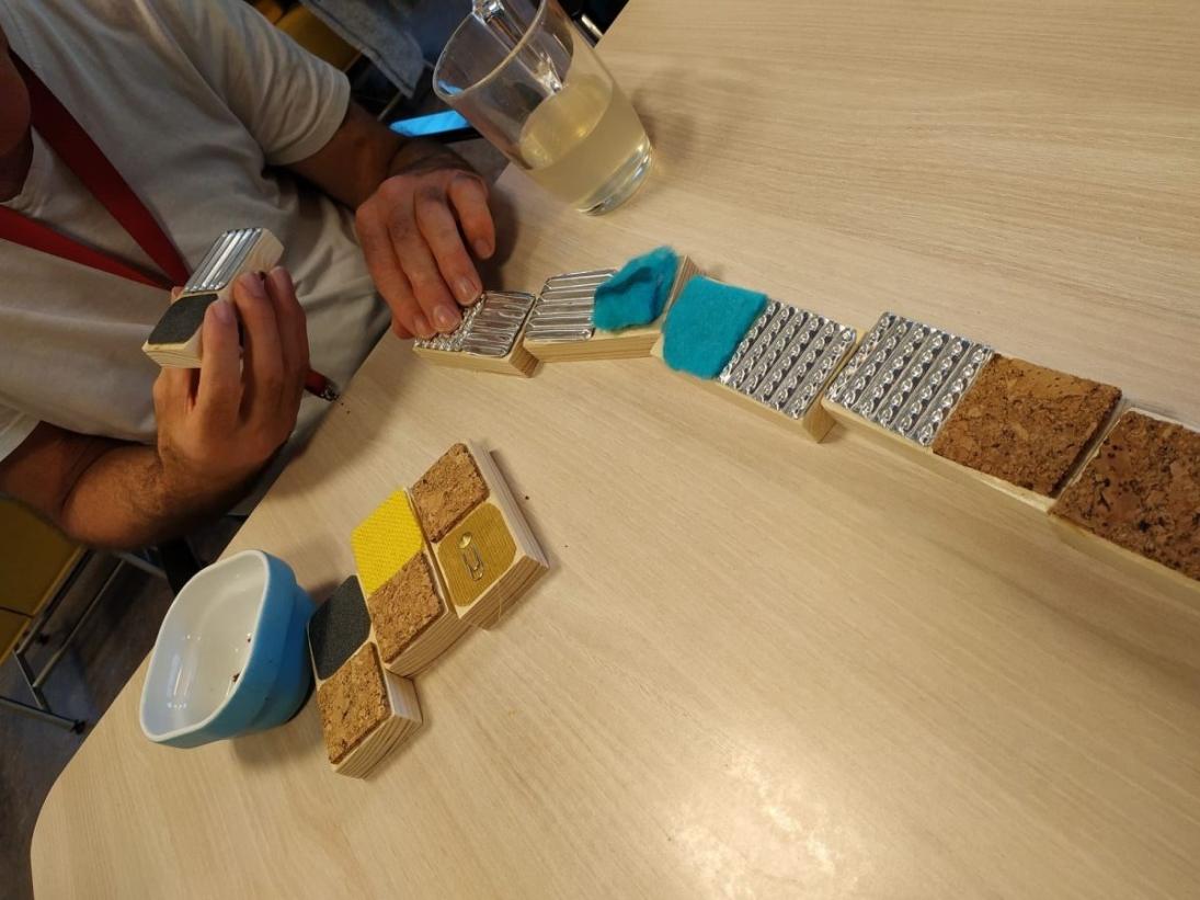 spelen van zelfgemaakt domino met stenen op tafel