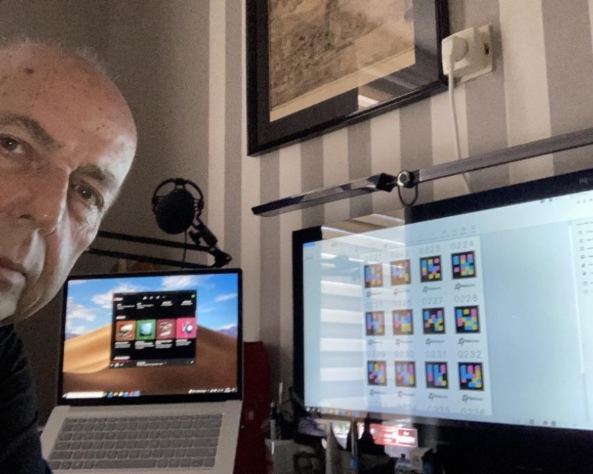 Ike de haan voor zijn computerscherm