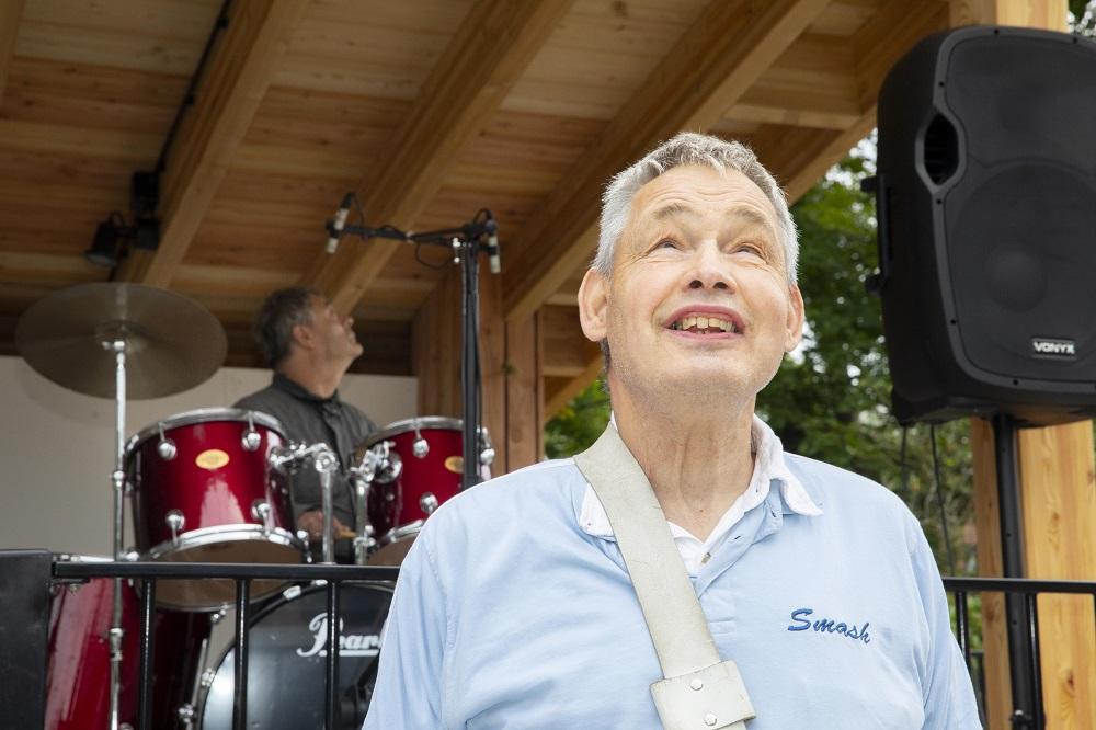 Bandlid Ronald op de trommel.
