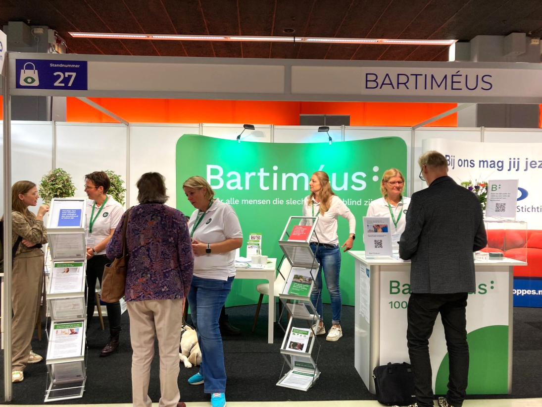 Bezoekers in de Bartiméus-stand tijdens Oogbeurs 2024