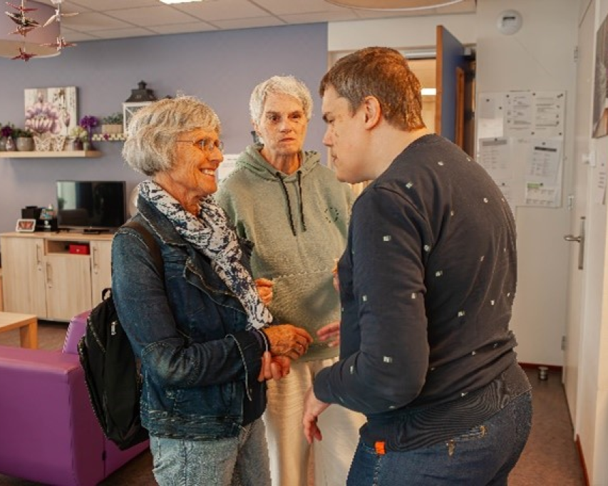 Ontmoeting tussen bewoner en twee buren