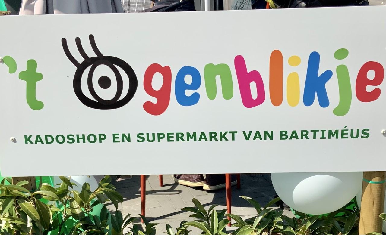 Bord met de tekst: 't Ogenblikje, kadoshop en supermarkt van Bartiméus