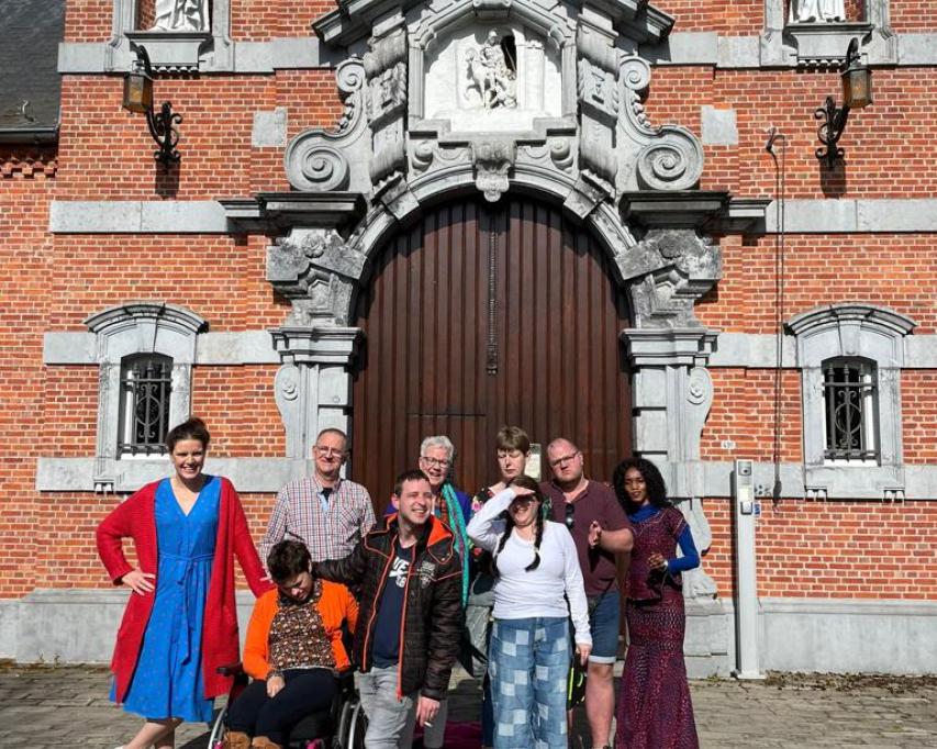 De hele groep voor het klooster