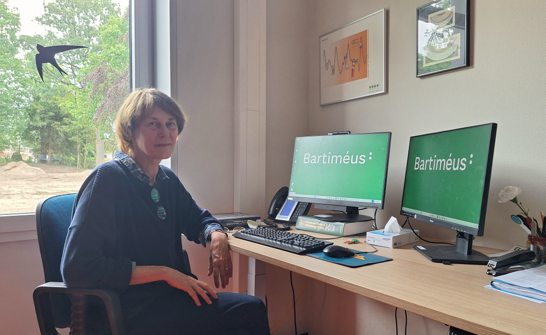 Oogarts Mies van Genderen op haar werkkamer bij Bartiméus Zeist