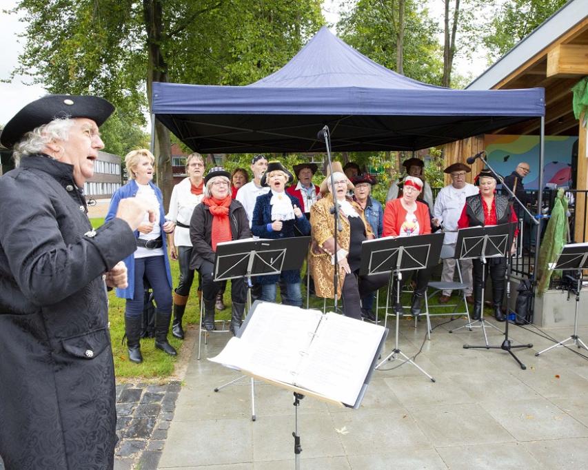 Op het Pleinfeest trad Piratenkoor ManOverBoord op.
